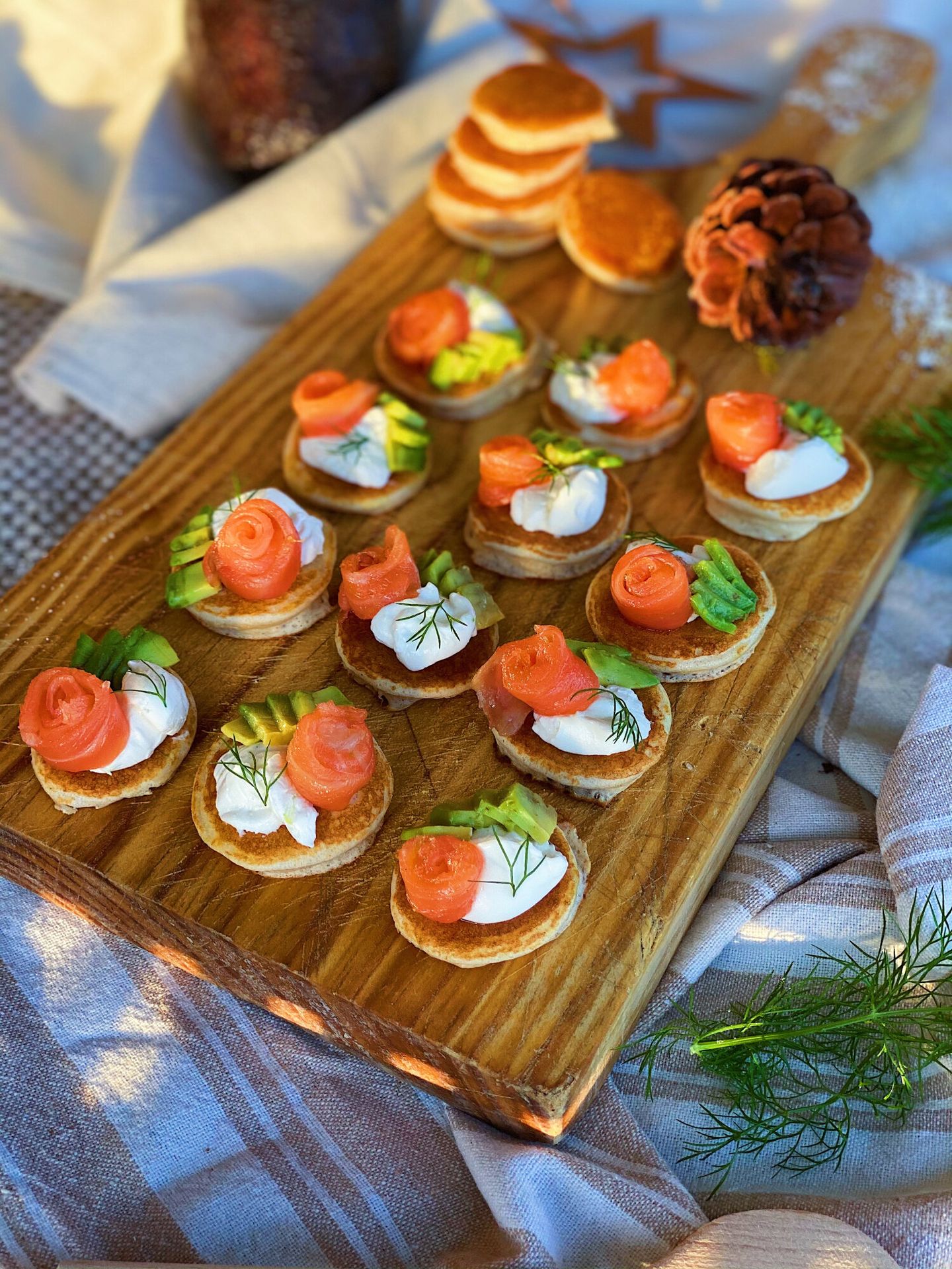 Blinis de salmón con queso crema y aguacate