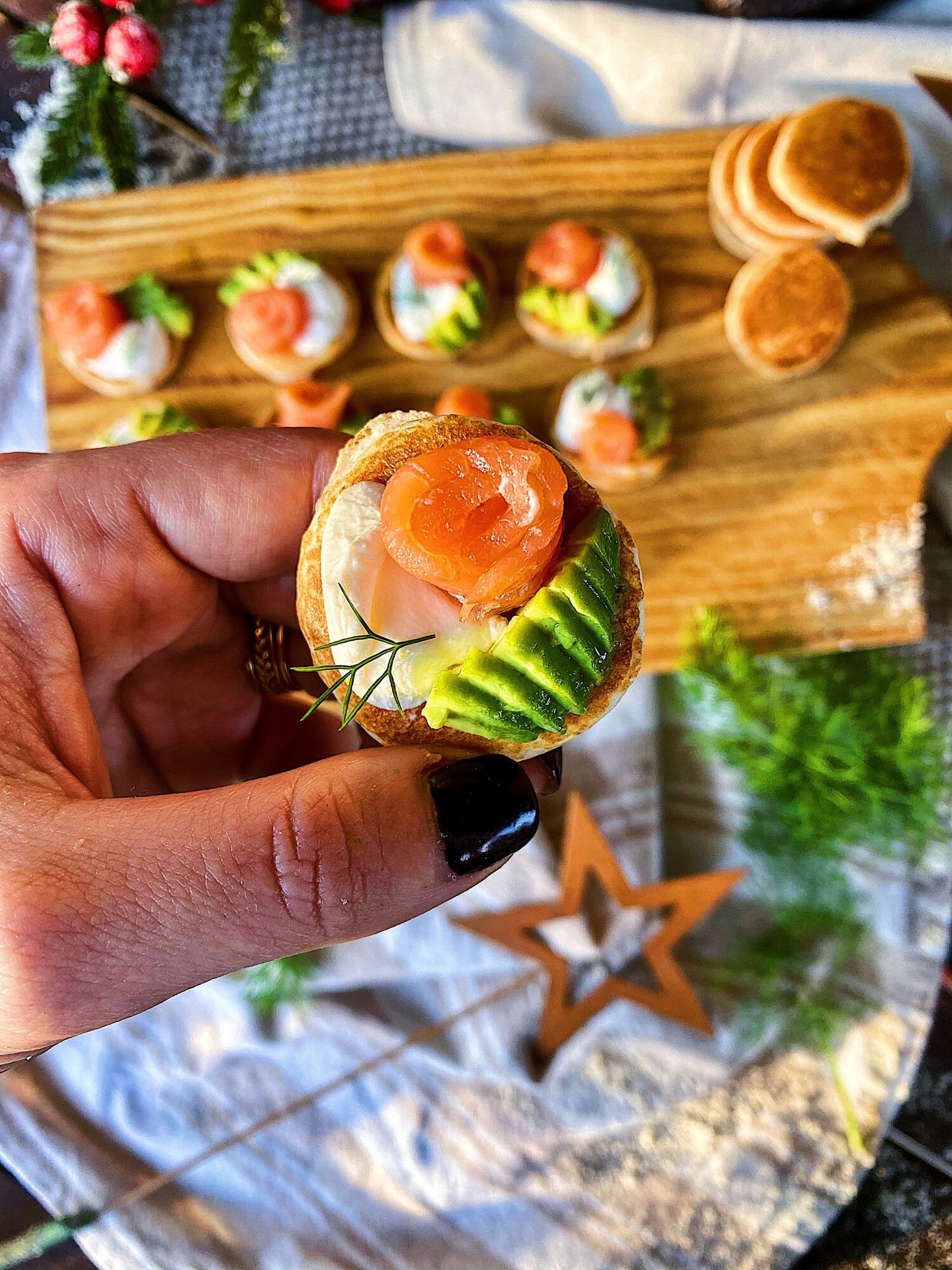 Blinis de salmón con queso crema y aguacate