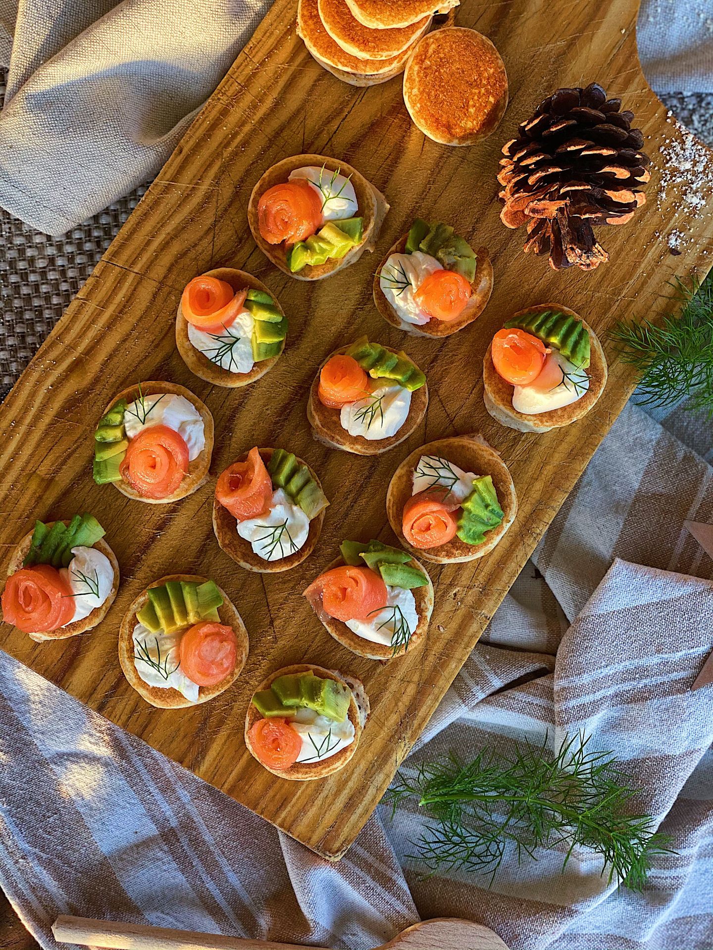 Blinis de salmón con queso crema y aguacate
